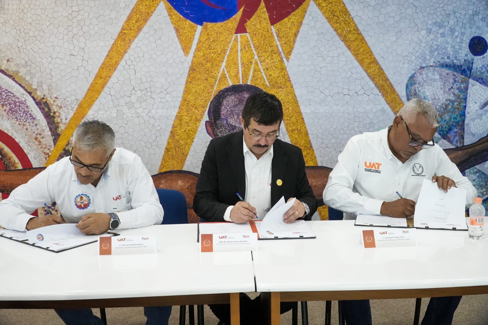 Concreta la UAT acuerdos en beneficio de sus trabajadores