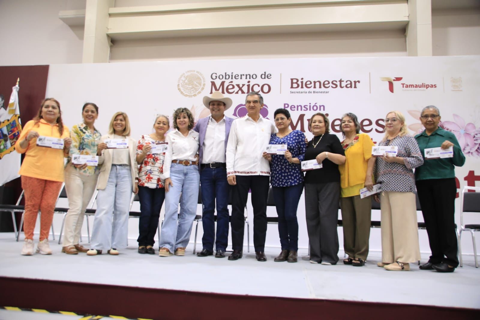 Entrega Américo tarjetas de Pensión Mujeres Bienestar; llegará a 93 mil tamaulipecas