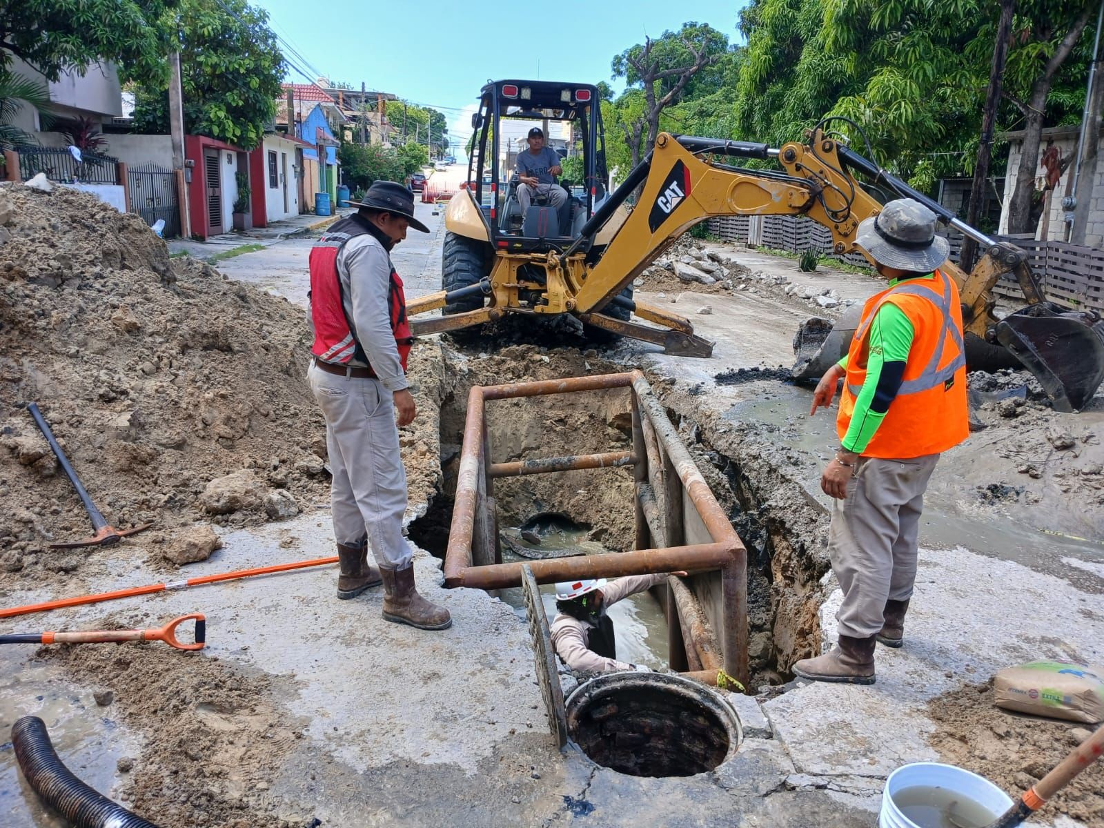 Inician los trabajos de rehabilitación de colector colapsado en la colonia Tancol