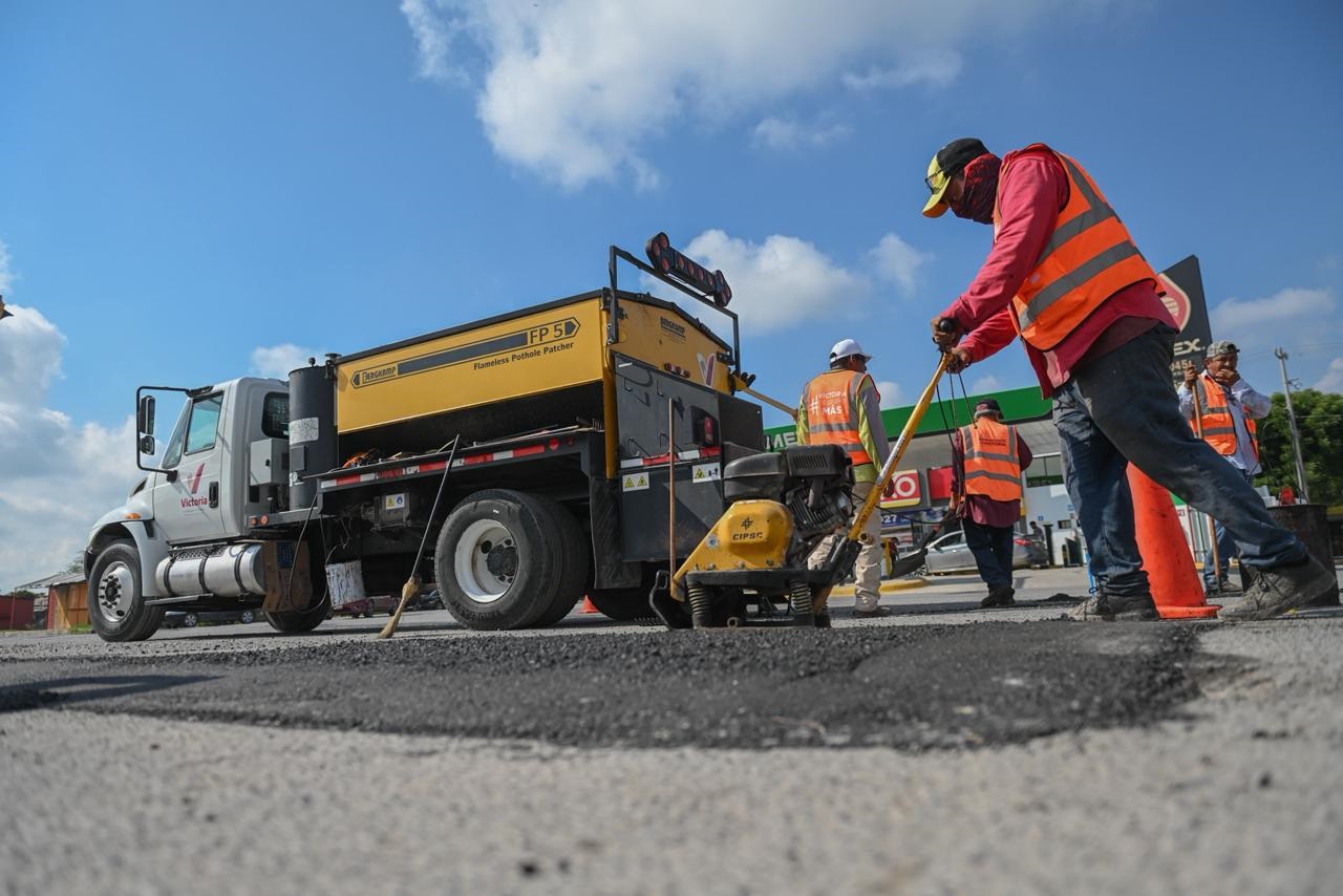 Acelera municipio arreglo de vialidades en Victoria.
