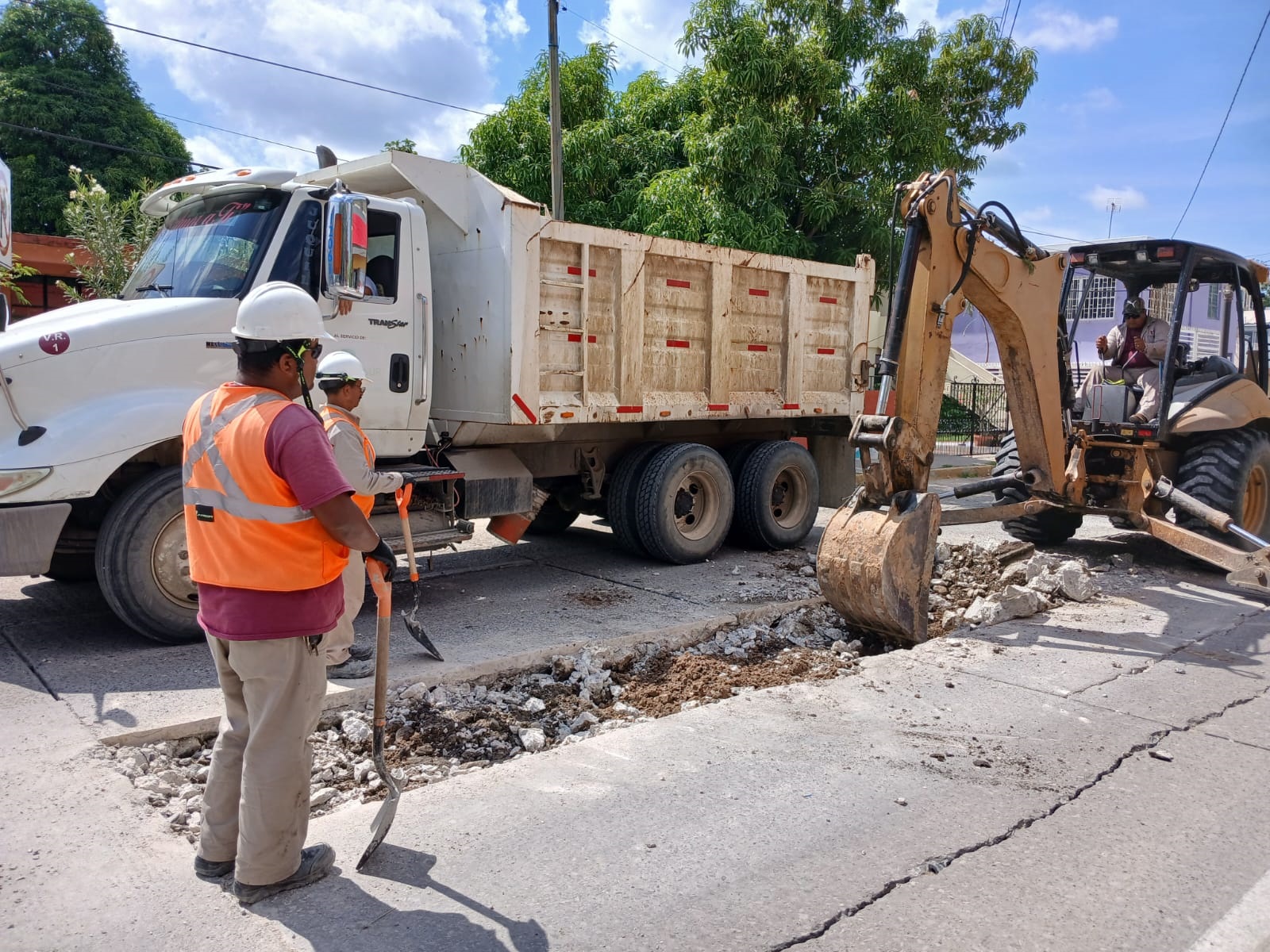 Reforzando el drenaje sanitario, COMAPA SUR mejora la infraestructura urbana en beneficio de las familias maderenses