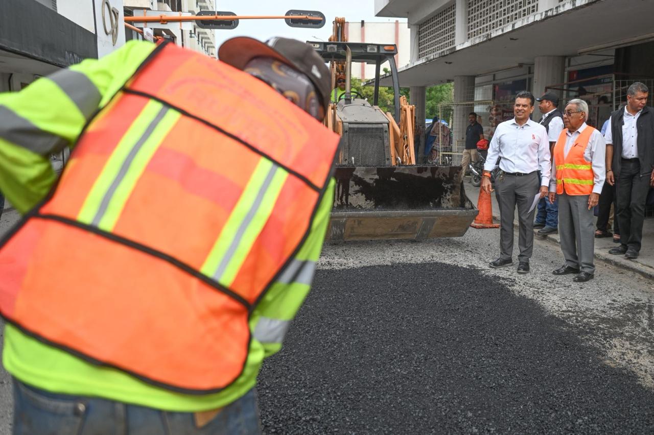 Intensifican bacheo en zona centro de Victoria.