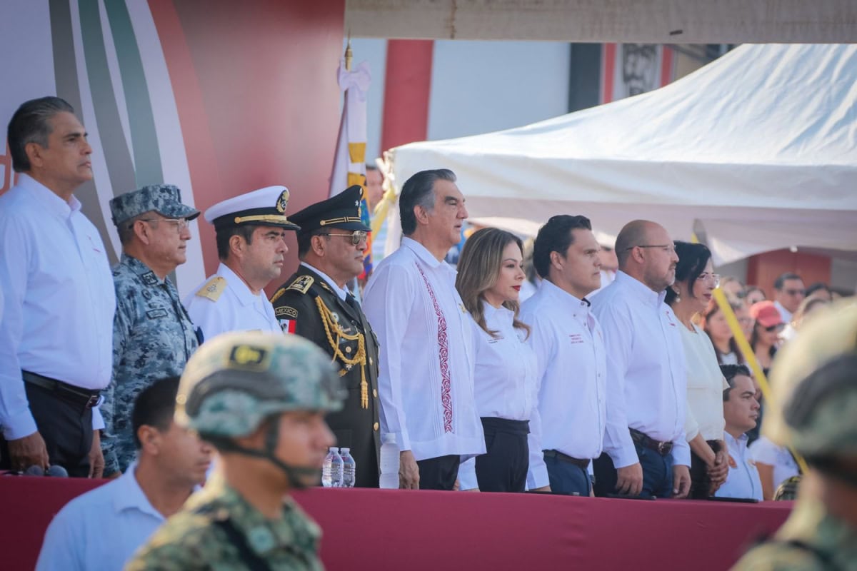 Desfilan miles de jóvenes en el 115 aniversario de la Revolución Mexicana