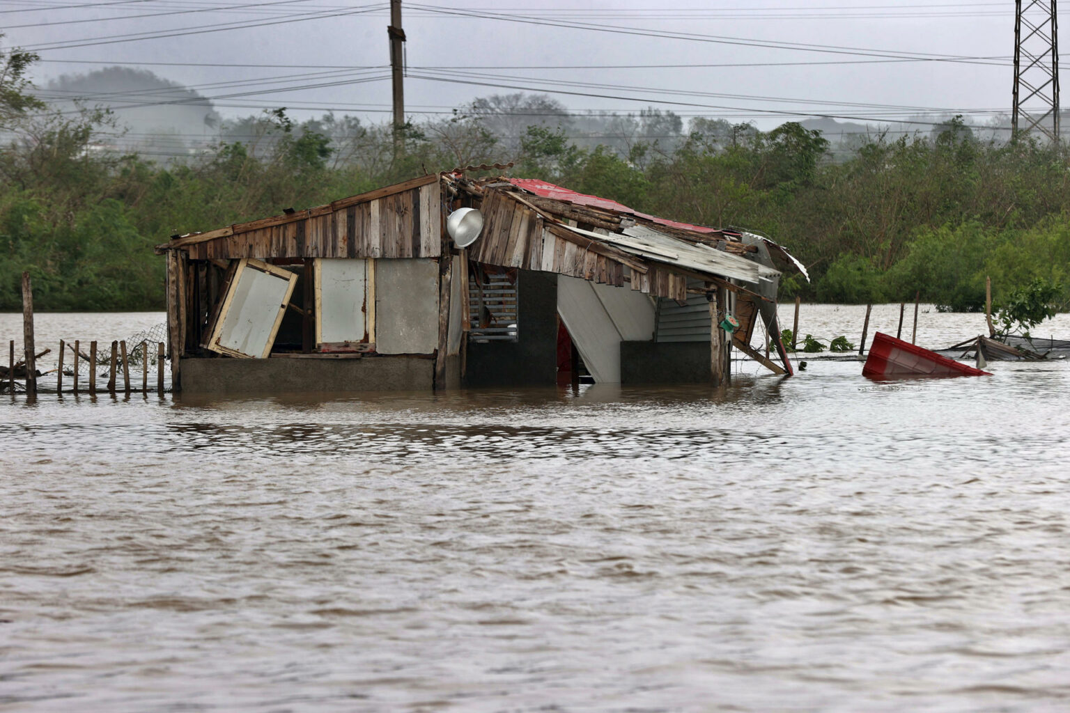 Más de 50 muertos por el huracán Melissa en el Caribe, que evalúa los catastróficos daños