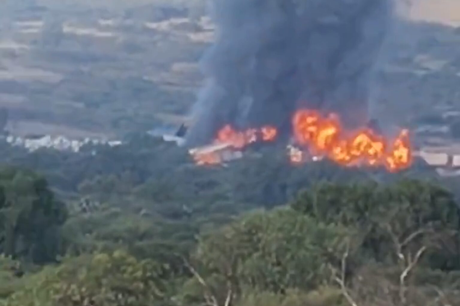 Tren que transportaba alcohol etílico descarrila y explota en Tepetitlán, Hidalgo