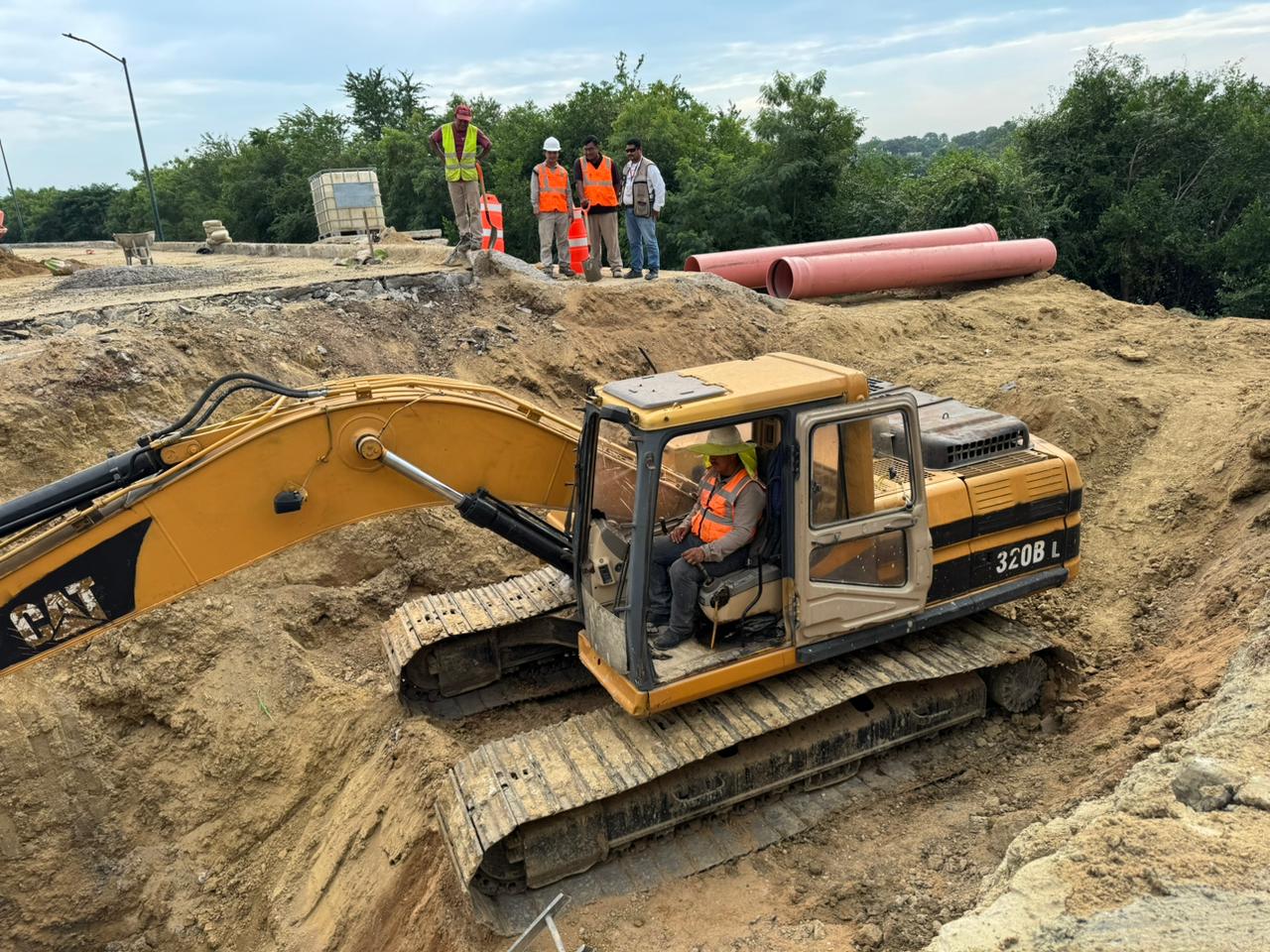 Trabajan en la rehabilitación del emisor pluvial que protege a las colonias Cascajal y Nacional: COMAPA.