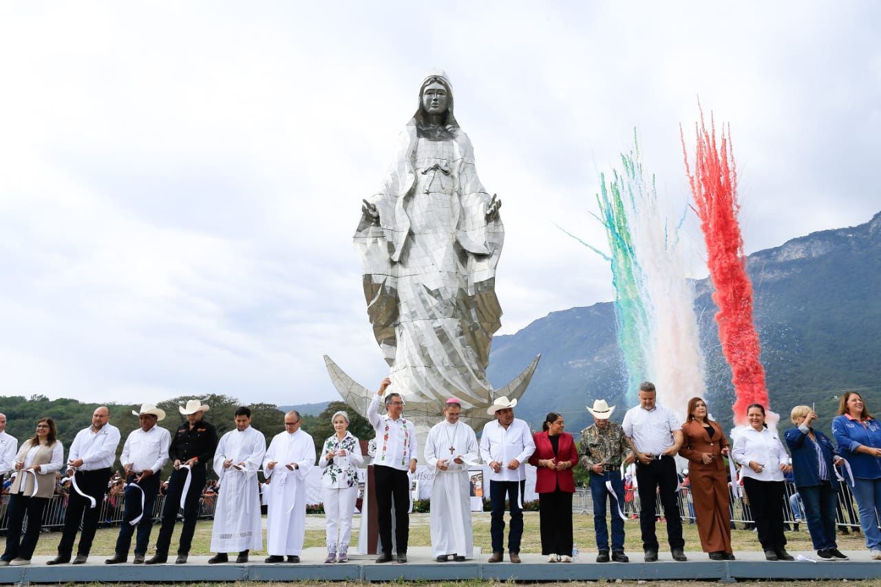 Entregan Américo y María escultura monumental de la Virgen de la Misericordia en El Chorrito