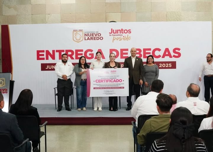 Carmen Lilia entrega 300 becas de titulación