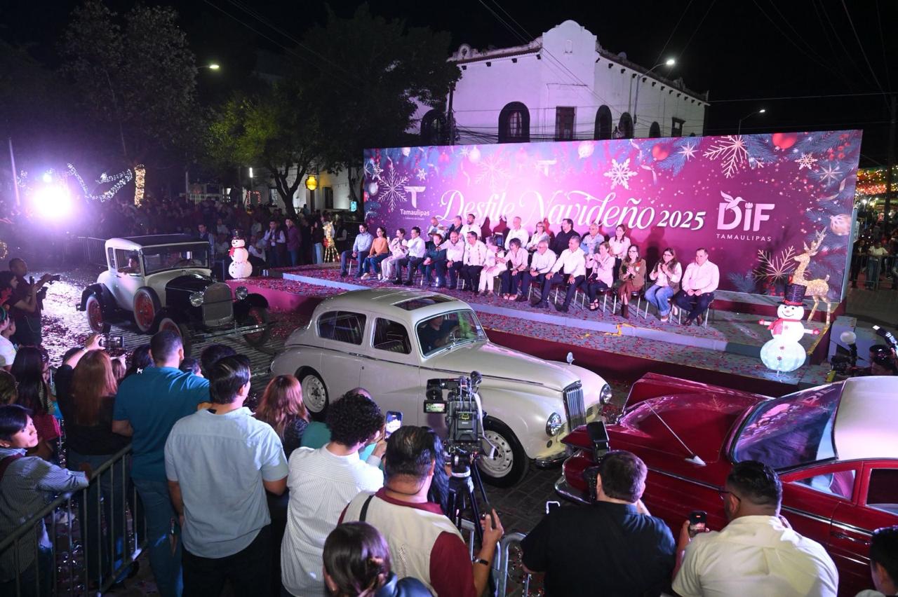 Con desfile navideño, disfrutan familias victorenses en el 17 Te Quiero Más.