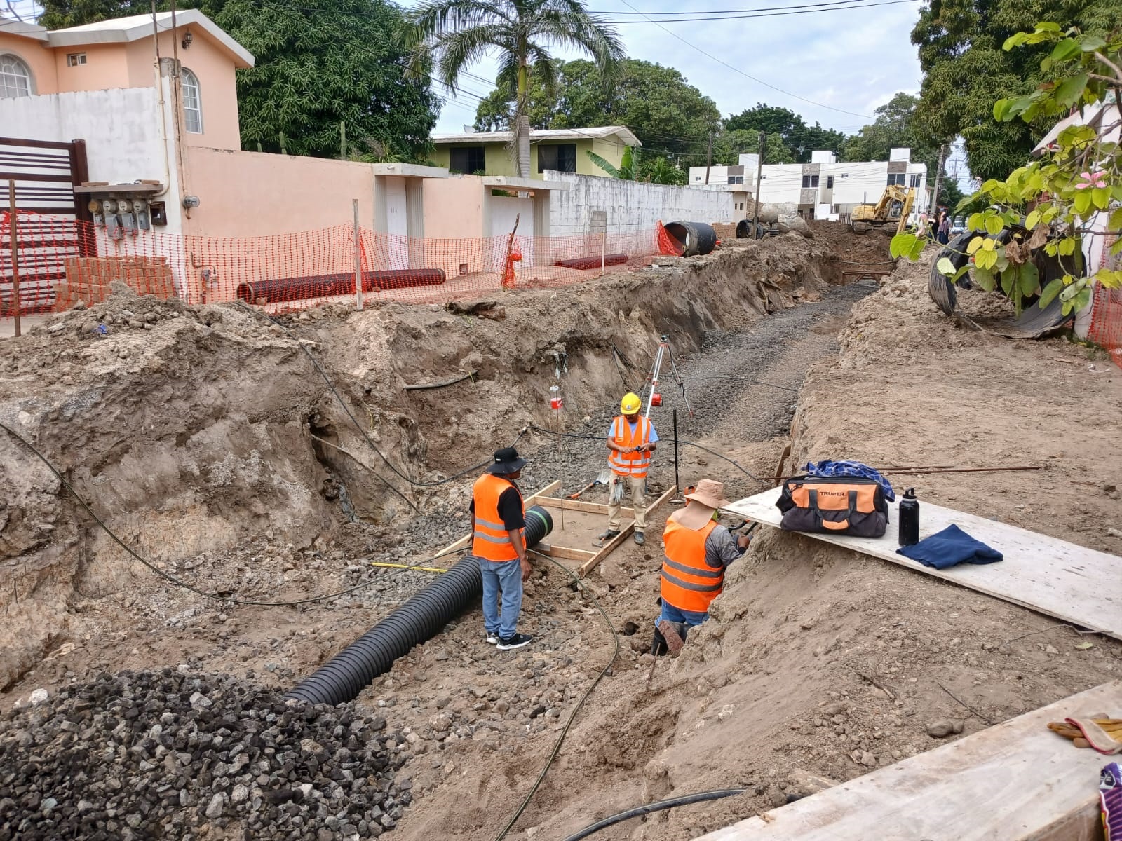 COMAPA SUR rehabilita colector sanitario en la colonia Enrique Cárdenas González