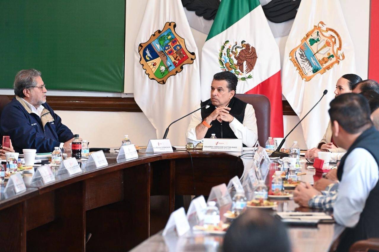 Reúne Lalo Gattás a líderes empresariales en mesa económica.