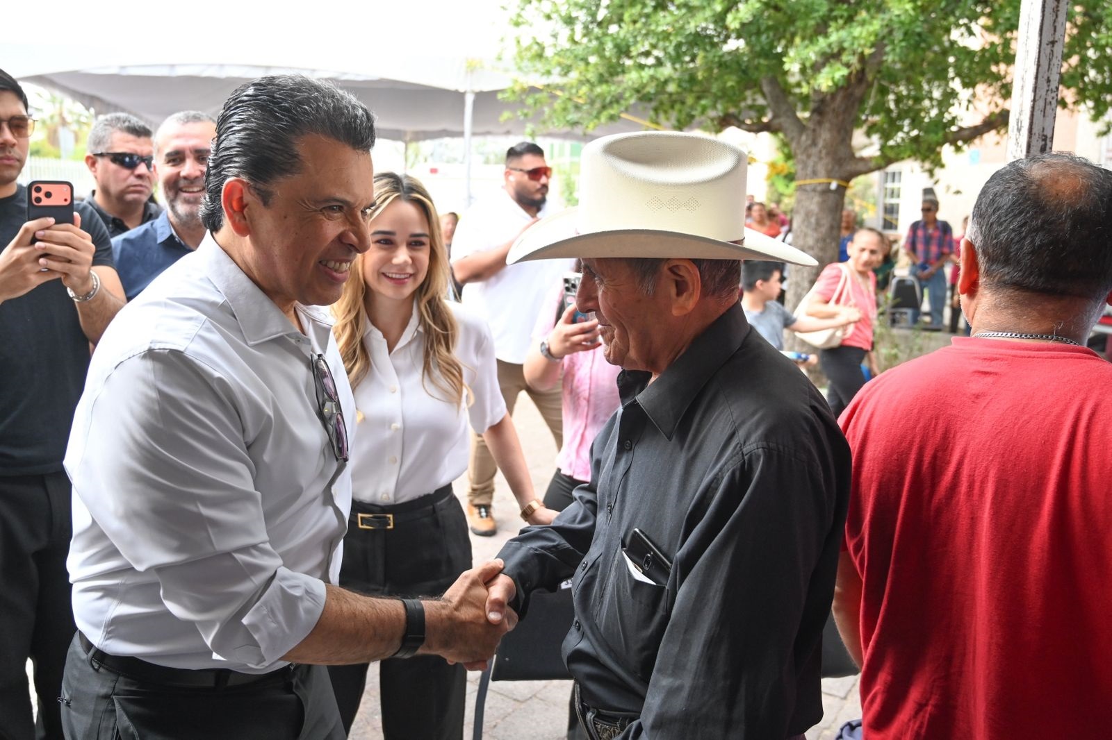 Entregan Lucy y Lalo 3 mil insumos alimentarios.