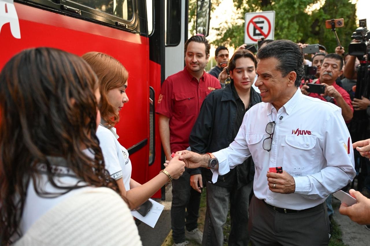 Entrega Lalo Gattás tarjetas de transporte escolar gratuito.
