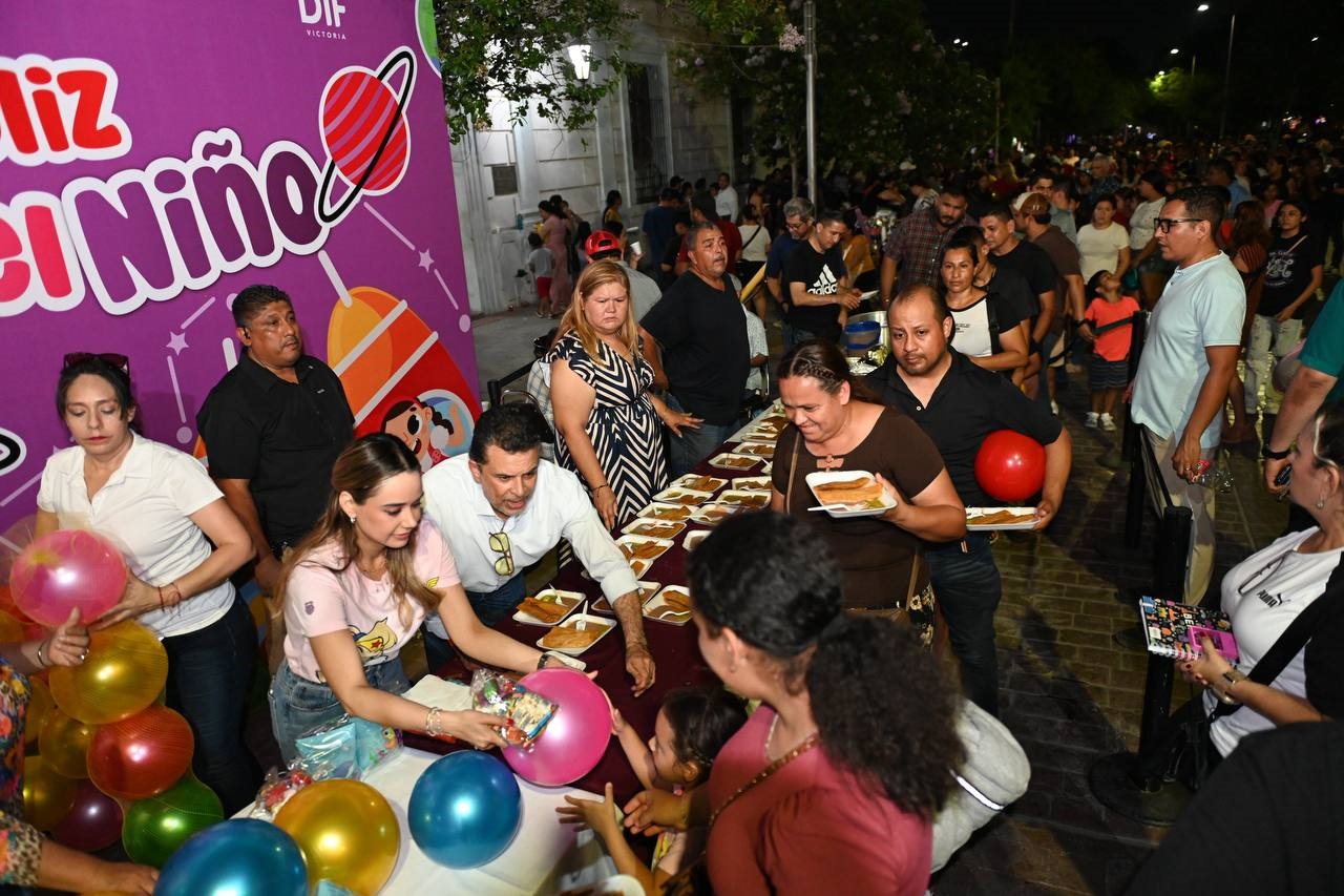En familia, festejan Lalo y Lucy a la niñez victorense.