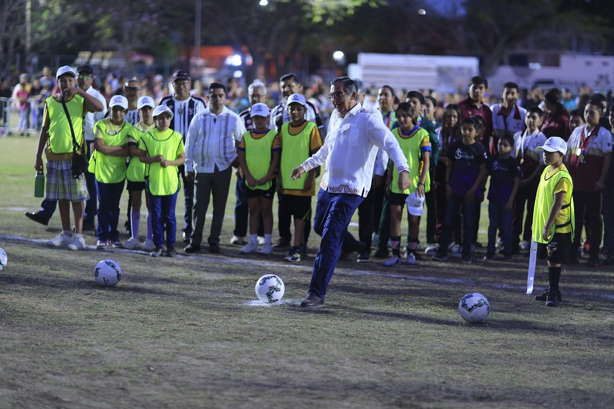 Supervisa Américo Villarreal proyectos productivos y deportivos en el sur de Tamaulipas