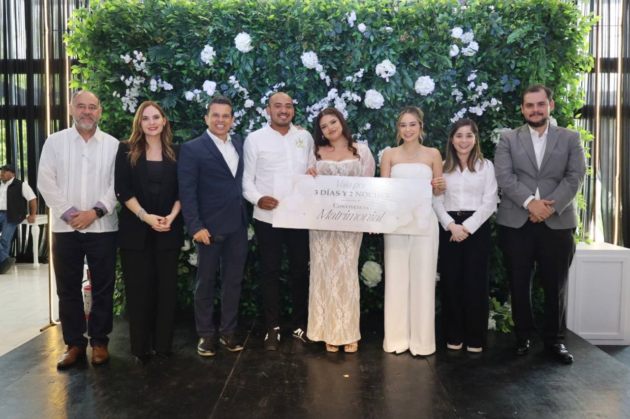 Apadrinan Lucy y Lalo Gattás a 72 matrimonios en ceremonia colectiva del DIF.